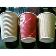 Tasses en papier ondulé avec différentes couleurs